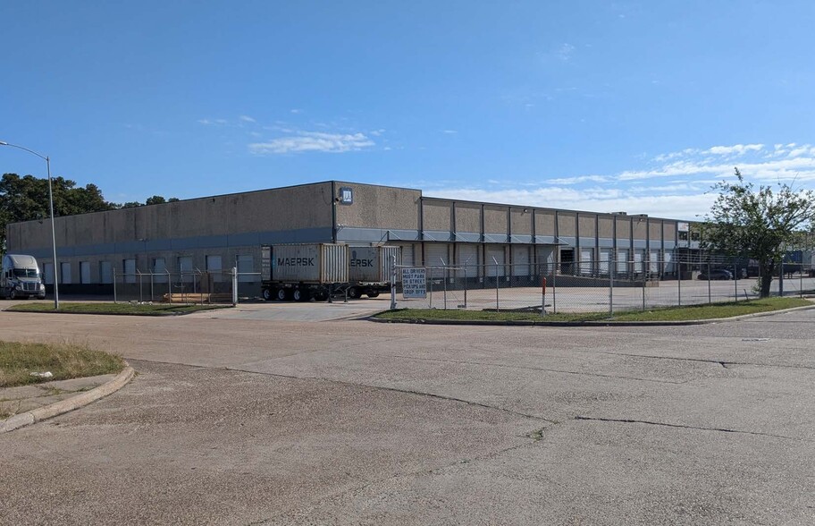9005 Spikewood Dr, Houston, TX for lease - Building Photo - Image 1 of 4