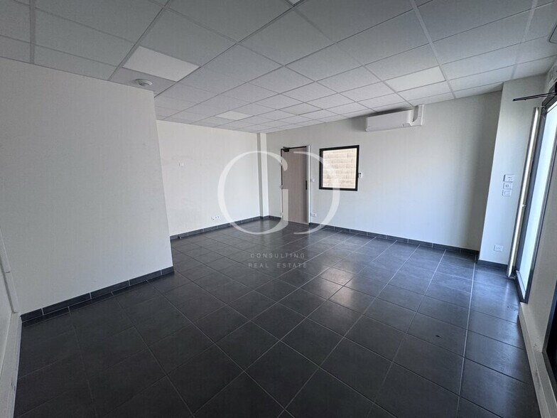 165 Avenue Henri Schneider, Meyzieu for sale - Interior Photo - Image 3 of 8