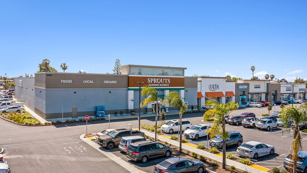 9852 Chapman Ave, Garden Grove, CA à louer - Photo du bâtiment - Image 1 de 23