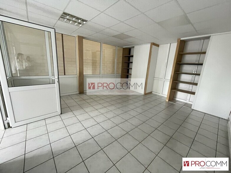 Flex in Chartres for lease - Interior Photo - Image 3 of 14