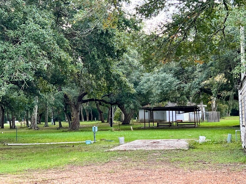 457 Cr 442 Old Texas 35 hwy, Blessing, TX à vendre - Photo du bâtiment - Image 2 de 2