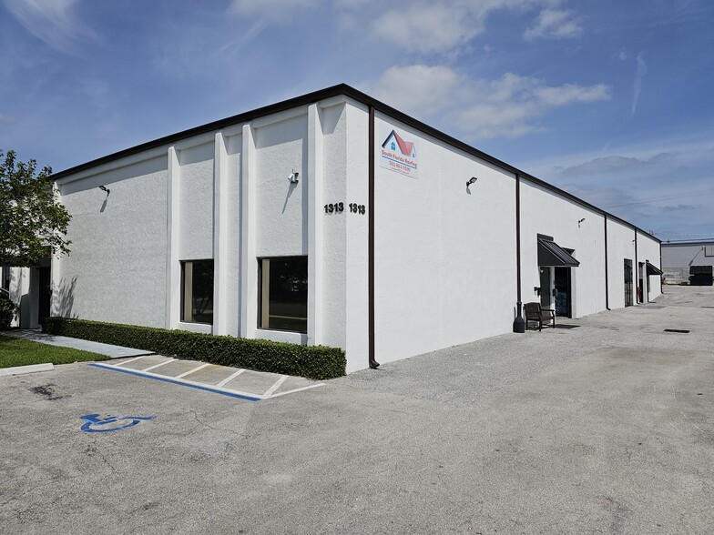 1313 S Killian Dr, Lake Park, FL for lease - Building Photo - Image 1 of 4