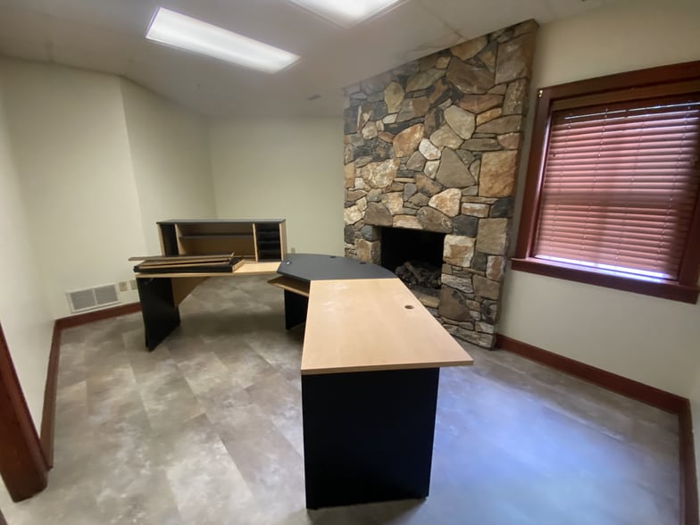 426 Old Salem Rd, Winston-Salem, NC for sale - Building Photo - Image 2 of 10