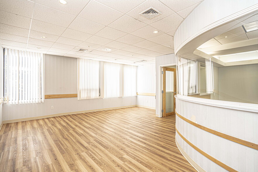 1261 Furnace Brook Pky, Quincy, MA for lease - Interior Photo - Image 2 of 13