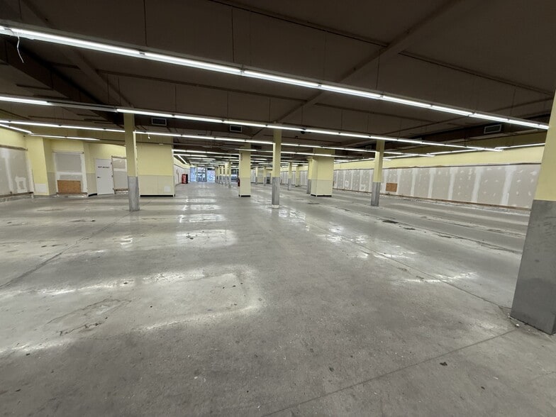 56-64 Broad St, Elizabeth, NJ for lease - Building Photo - Image 3 of 8