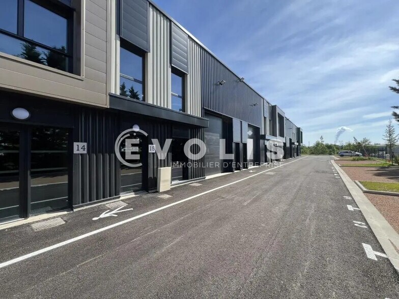 Bureau dans VILLETTE-D'ANTHON à louer - Photo du bâtiment - Image 3 de 15