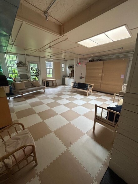 272 Driggs Ave, Brooklyn, NY for lease - Interior Photo - Image 2 of 6