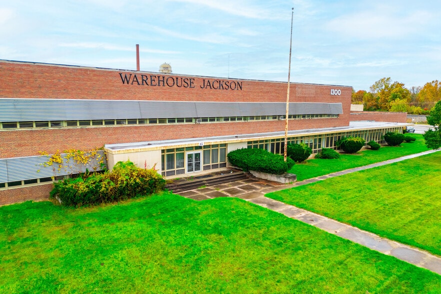 1300 Falahee Rd, Jackson, MI à louer - Photo du bâtiment - Image 1 de 12