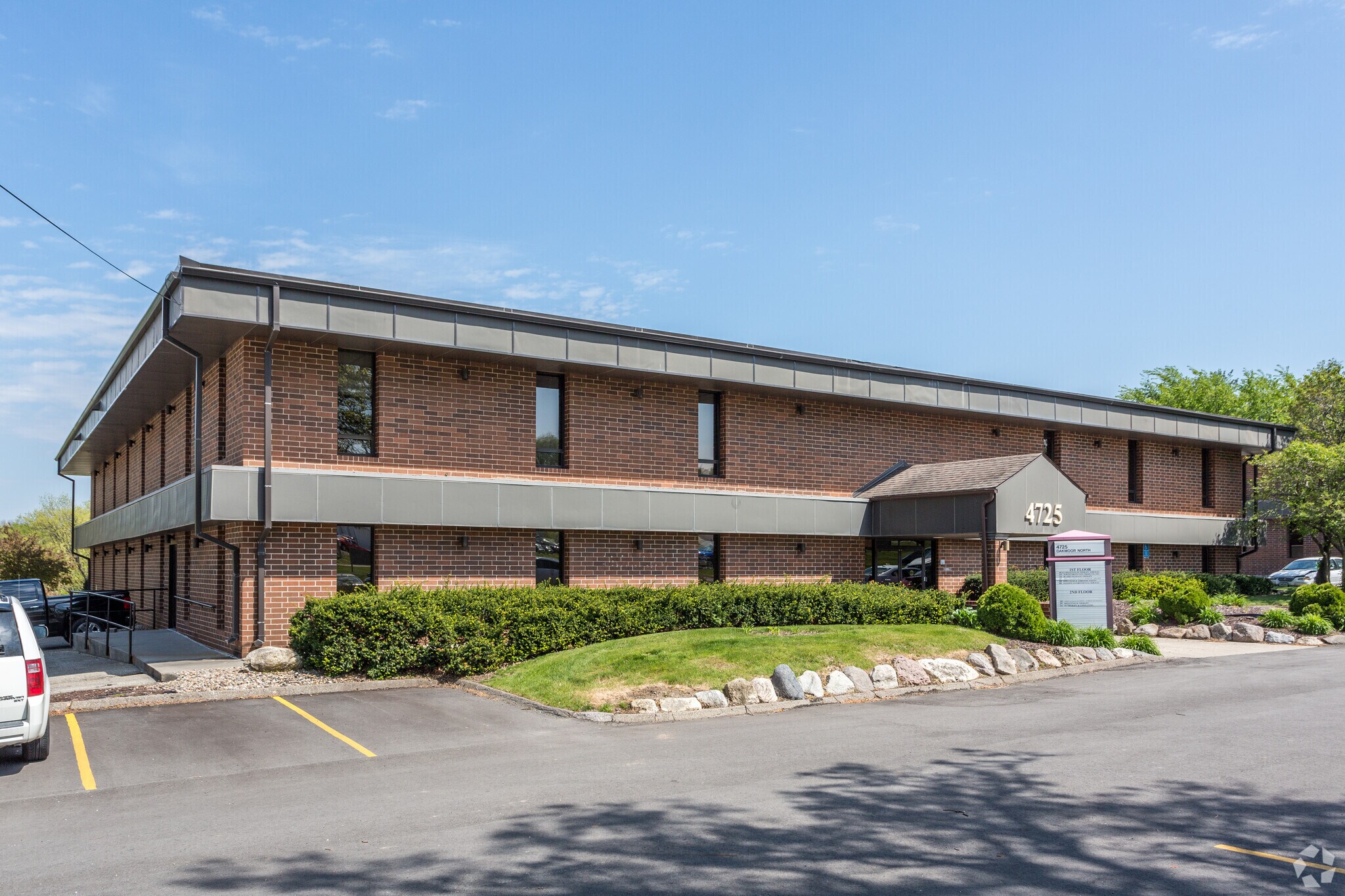 4725 Merle Hay Rd, Des Moines, IA for lease Primary Photo- Image 1 of 14