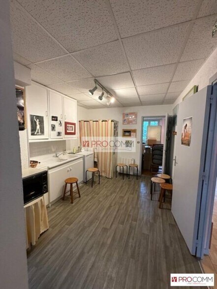 Retail in Chartres for lease - Interior Photo - Image 3 of 3