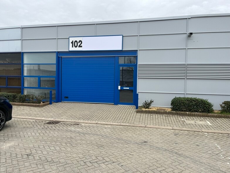 100-116 Tanners Dr, Milton Keynes à louer - Photo du bâtiment - Image 2 de 8