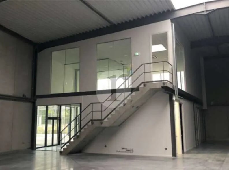 Office in Roncq for lease - Interior Photo - Image 2 of 11