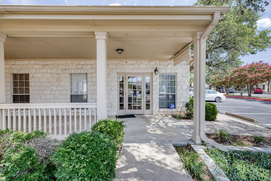12335 Hymeadow Dr, Austin, TX à vendre - Photo du bâtiment - Image 3 de 78