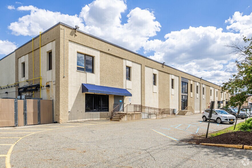 60 Enterprise Ave, Secaucus, NJ à louer - Photo du bâtiment - Image 2 de 6