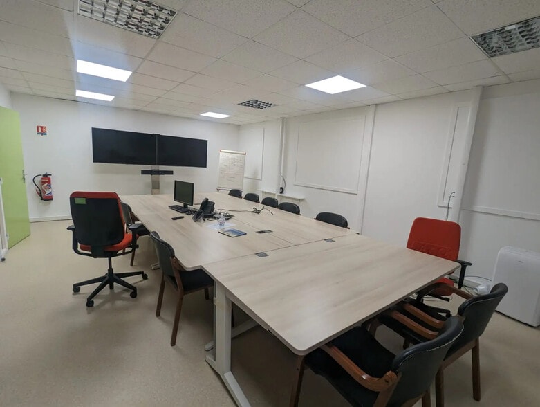 Office in Évreux for lease - Building Photo - Image 2 of 6