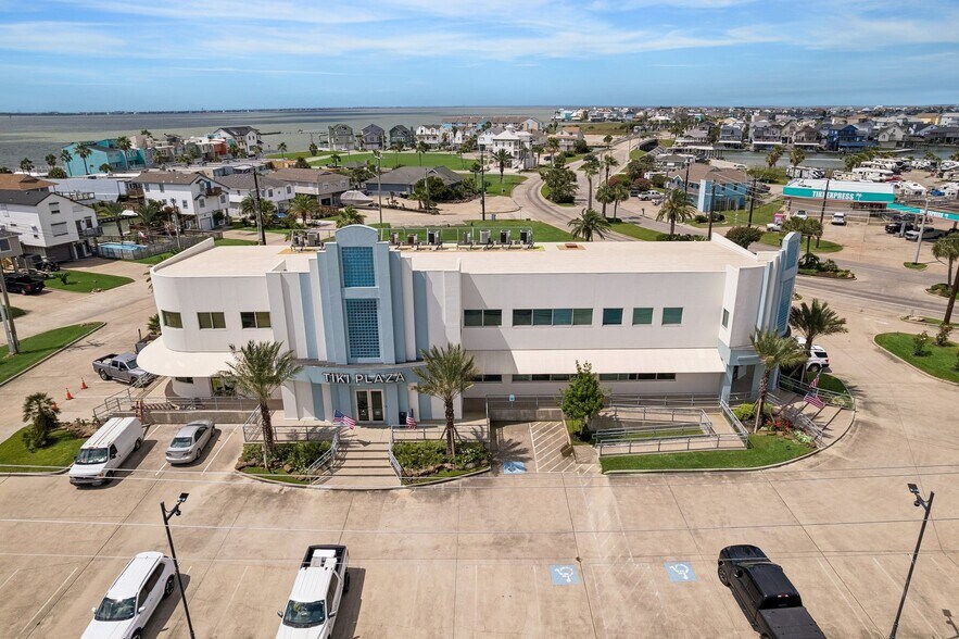 101 Tiki Dr, Tiki Island, TX à vendre - Photo du bâtiment - Image 2 de 14