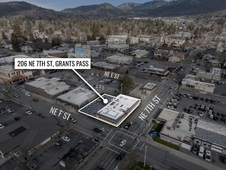 206 NE 7th St, Grants Pass, OR à vendre - Photo du bâtiment - Image 3 de 22
