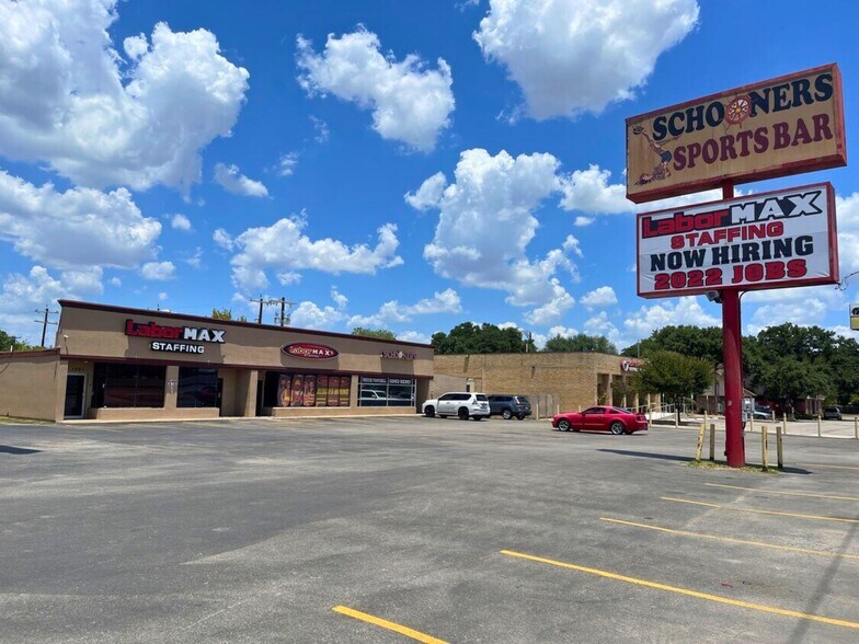 1321-1325 NE Loop 410, San Antonio, TX à vendre - Photo du bâtiment - Image 2 de 3