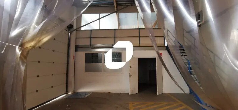 Retail in Colombes for lease - Interior Photo - Image 2 of 8