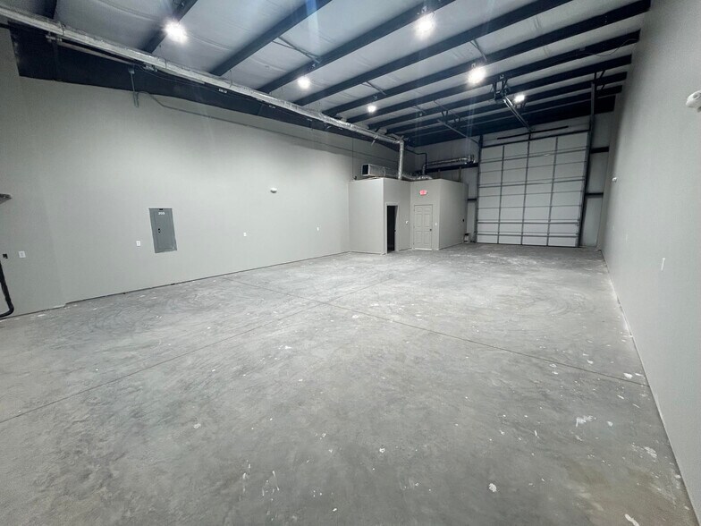 1590 James Stewart Lane, Bowling Green, KY for lease - Interior Photo - Image 2 of 9