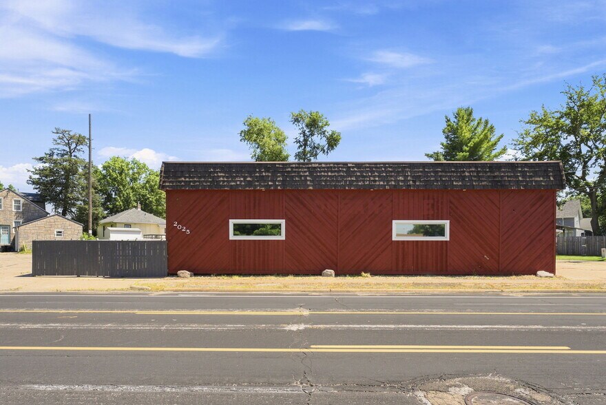 2025 Hickory Grove Rd, Davenport, IA for sale - Building Photo - Image 3 of 17