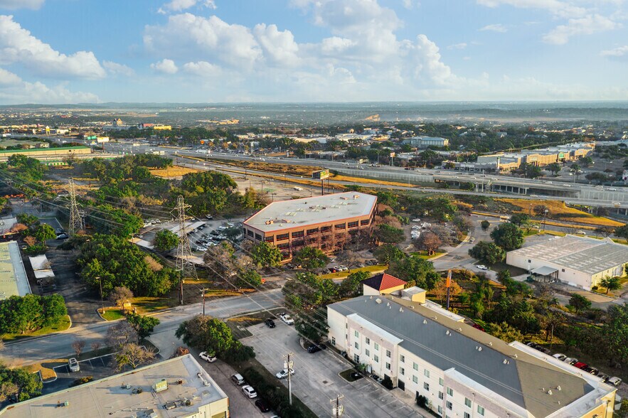 11550 W IH-10, San Antonio, TX à louer - Photo du bâtiment - Image 3 de 31