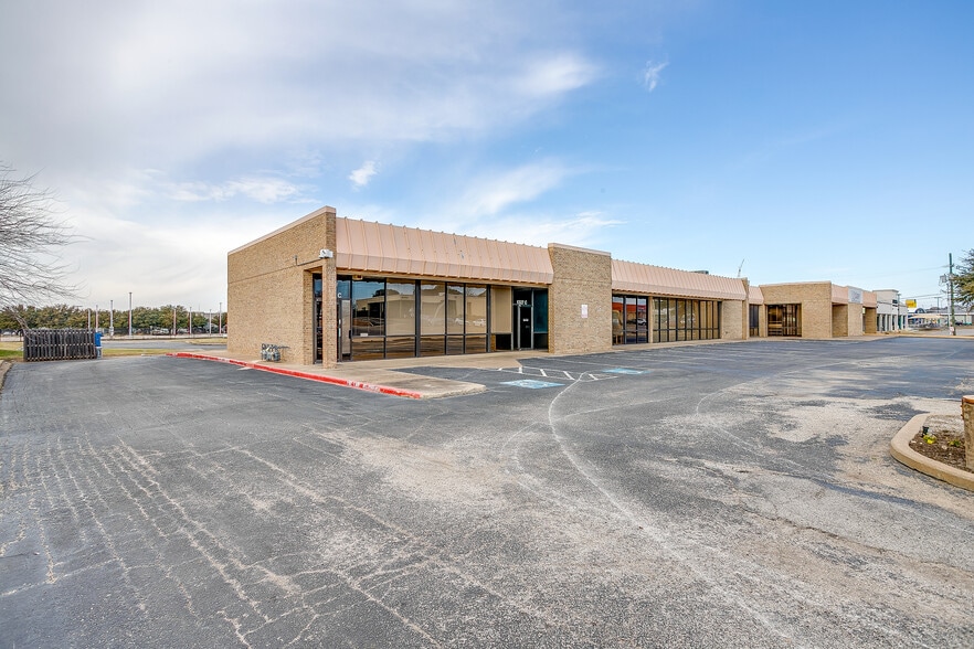 1327 Brown Trl, Bedford, TX for sale - Building Photo - Image 3 of 7