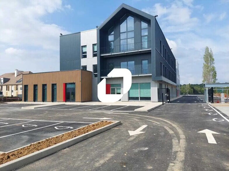 Bureau dans Plaisir à louer - Photo du bâtiment - Image 2 de 18