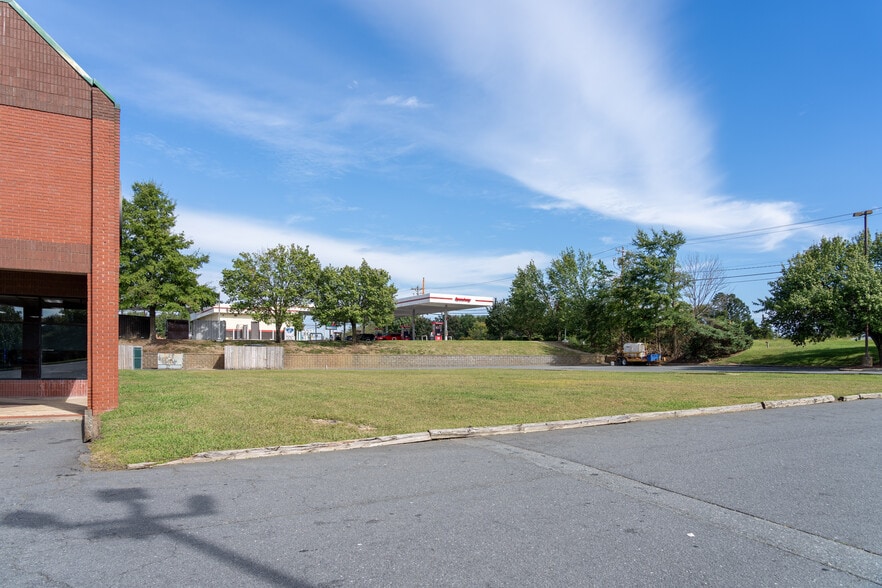 10901 University City Blvd, Charlotte, NC for lease - Building Photo - Image 2 of 3