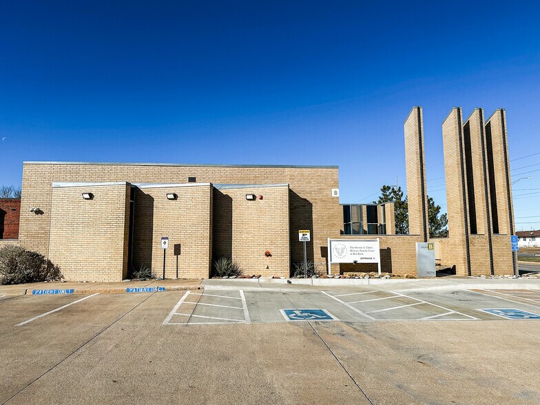 4202 SW Lee Blvd, Lawton, OK à vendre - Photo du bâtiment - Image 2 de 5