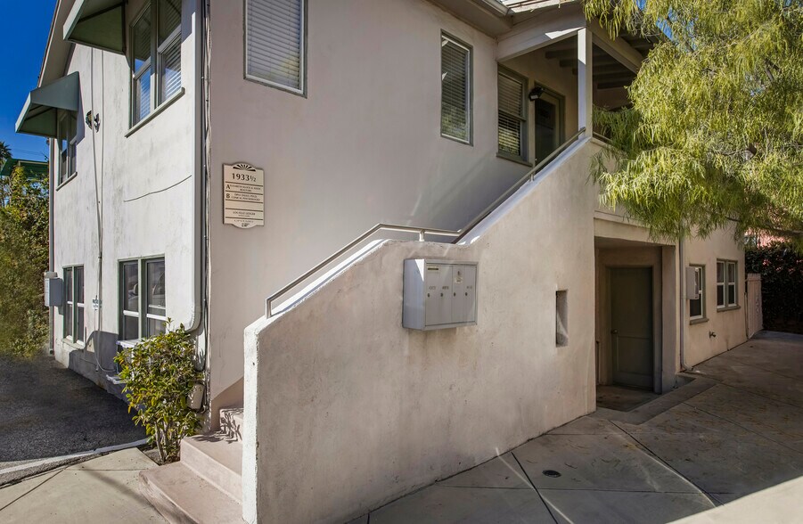 1933 Hillhurst Ave, Los Angeles, CA à louer - Photo principale - Image 1 de 24