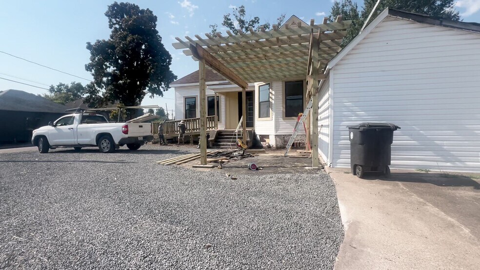 4801 N Main St, Houston, TX for lease - Commercial Listing Video - Image 2 of 4