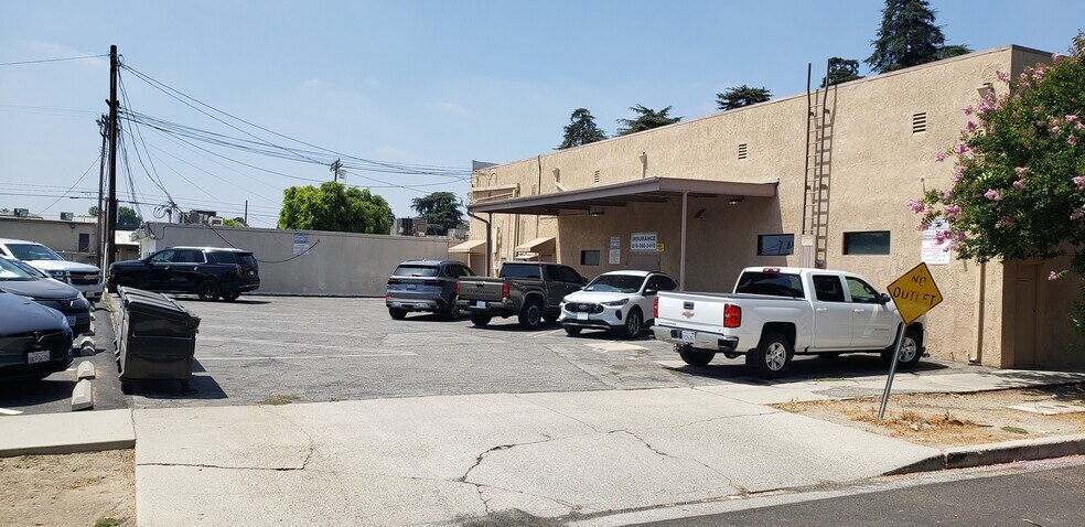 10734 White Oak Ave, Granada Hills, CA à vendre - Photo du bâtiment - Image 3 de 10