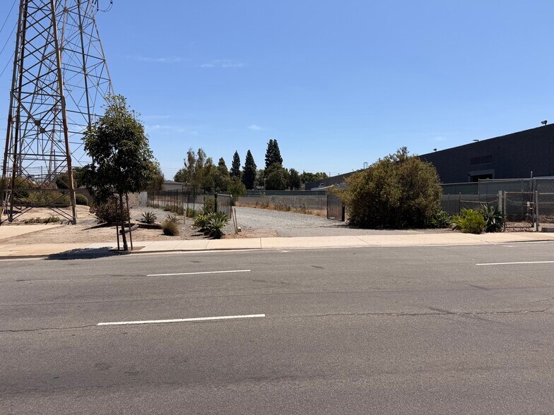 1543 N Tustin Ave, Orange, CA à louer - Photo du bâtiment - Image 3 de 34