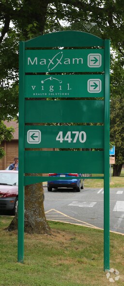 4464 Markham St, Saanich, BC à louer - Photo du bâtiment - Image 2 de 7