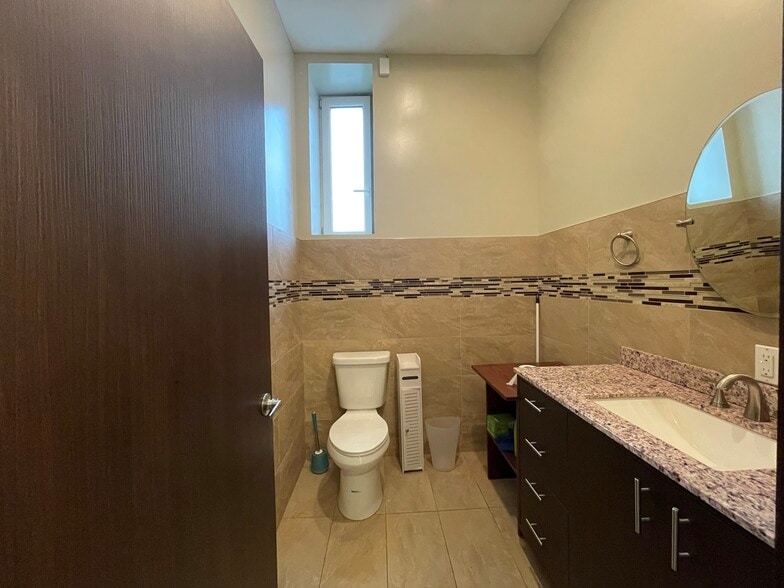 78-04 67th Dr, Middle Village, NY for lease - Building Photo - Image 3 of 7