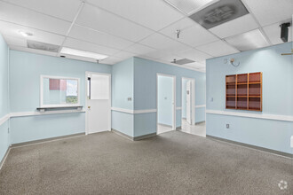 6196 Oxon Hill Rd, Oxon Hill, MD for lease Interior Photo- Image 2 of 9