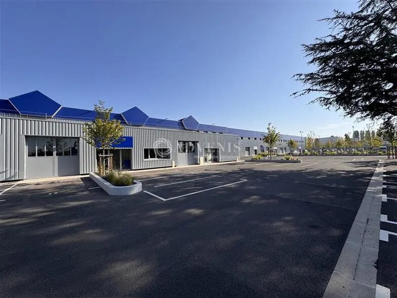 Flex in Vaux-le-Pénil for lease - Building Photo - Image 1 of 7