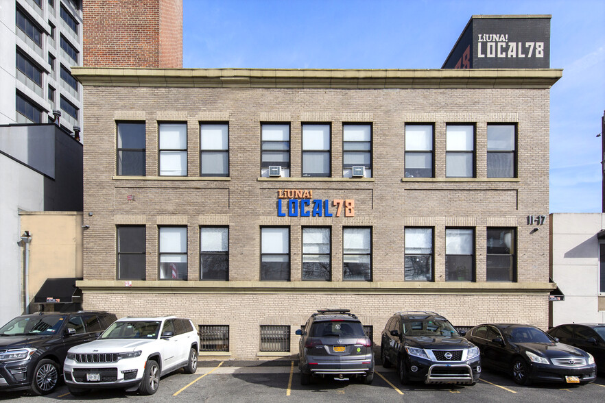 11-17 43rd Ave, Long Island City, NY à louer - Photo du bâtiment - Image 1 de 7