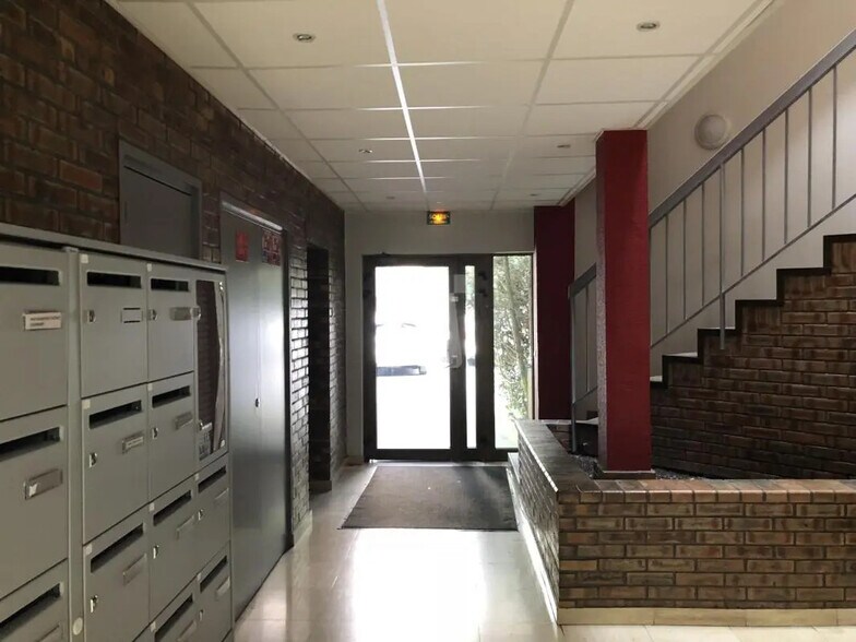 Bureau dans Grigny à louer - Hall d’entrée - Image 3 de 16