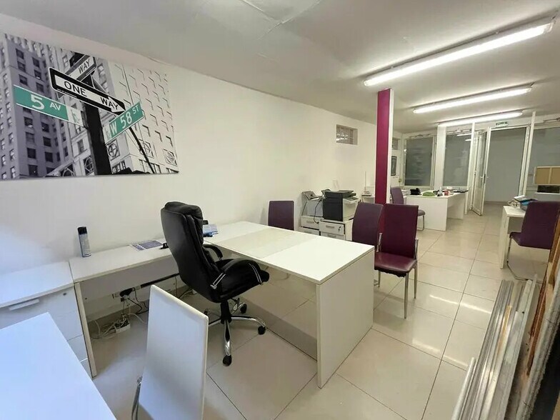 Retail in Nice for lease - Interior Photo - Image 2 of 4