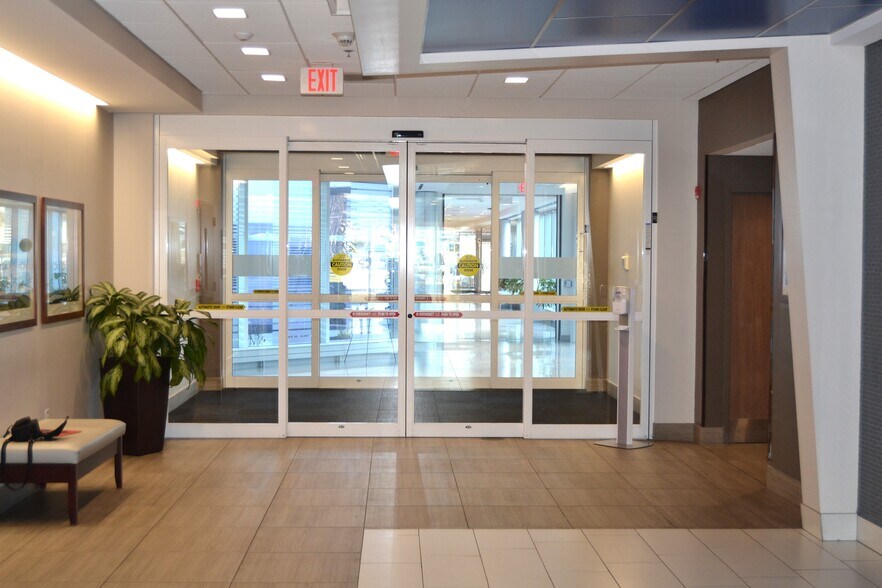 2 Hospital Plz, Old Bridge, NJ à louer - Photo intérieure - Image 2 de 20