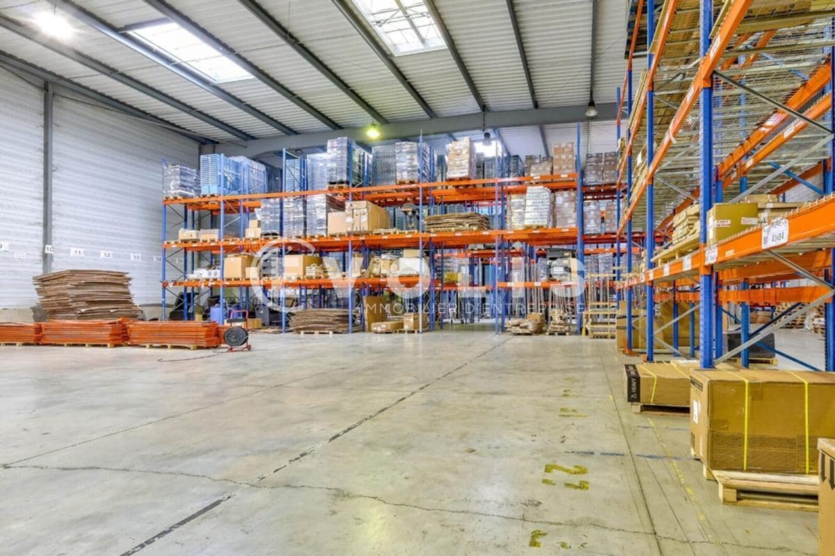 Industrial in Saint-Thibault-des-Vignes for lease Interior Photo- Image 1 of 4