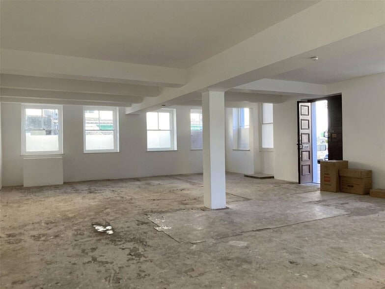 Wellington Sq, Minehead for sale - Interior Photo - Image 2 of 4