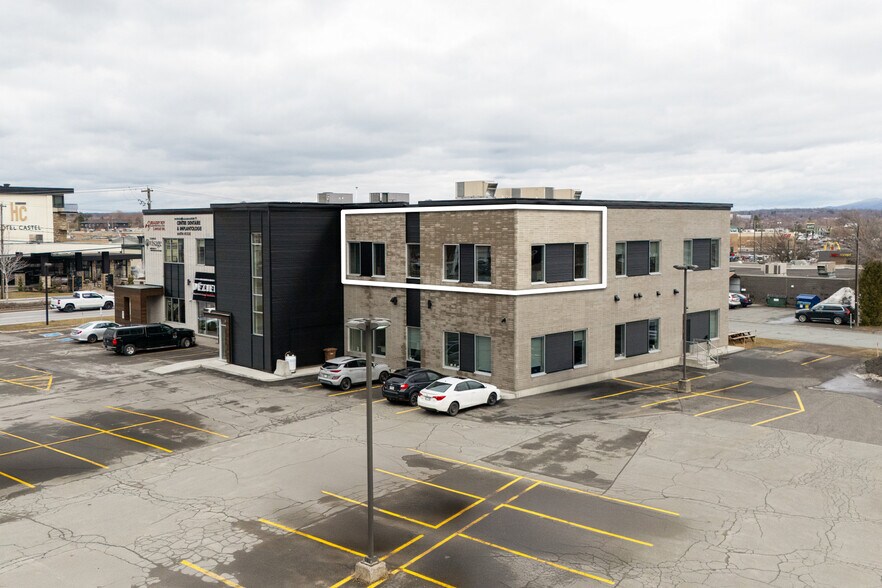 906 Rue Principale, Granby, QC à louer - Photo du bâtiment - Image 1 de 3