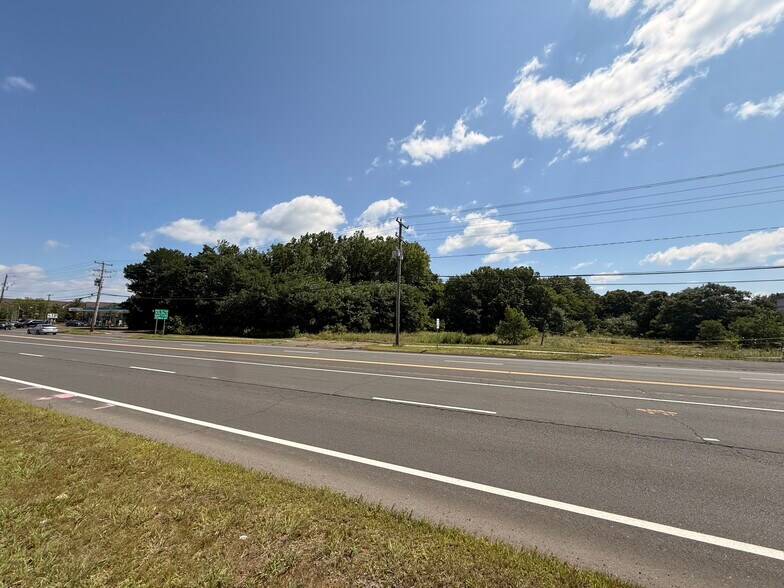 235 Ella Grasso Tpke, Windsor Locks, CT à vendre - Photo principale - Image 2 de 2