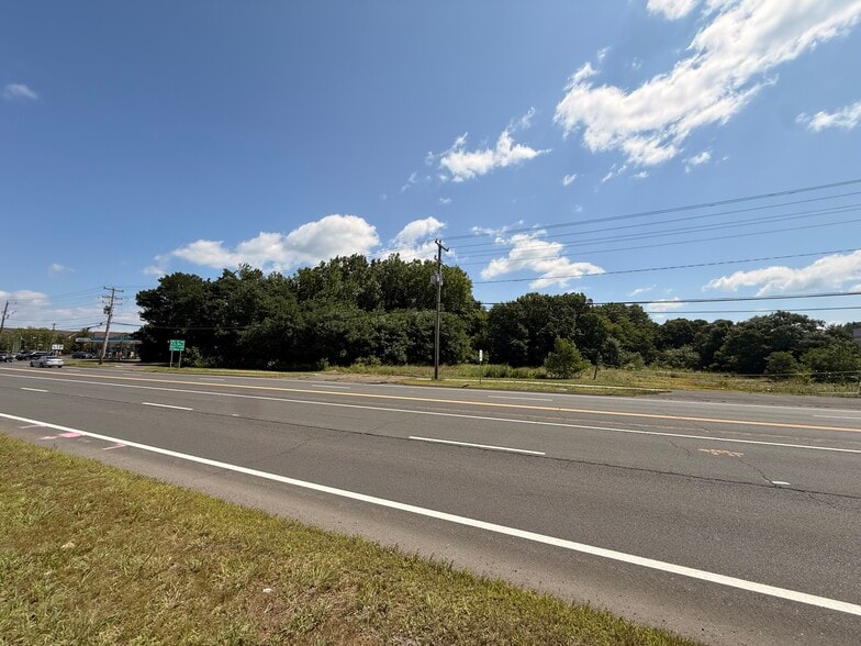235 Ella Grasso Tpke, Windsor Locks, CT for sale - Primary Photo - Image 2 of 2