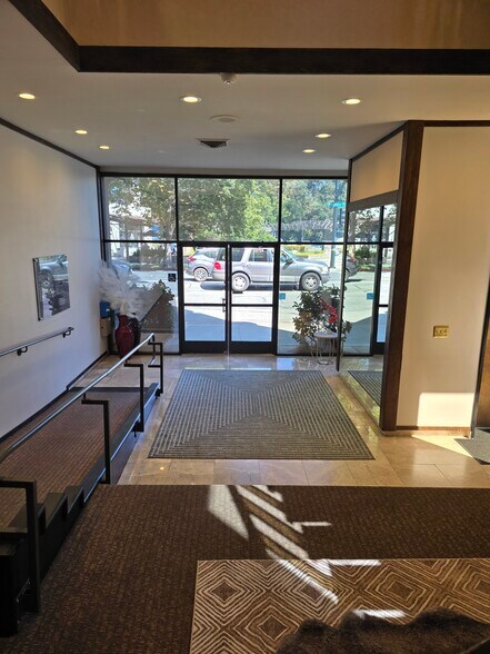 1501 N Broadway, Walnut Creek, CA à louer - Photo du bâtiment - Image 3 de 7
