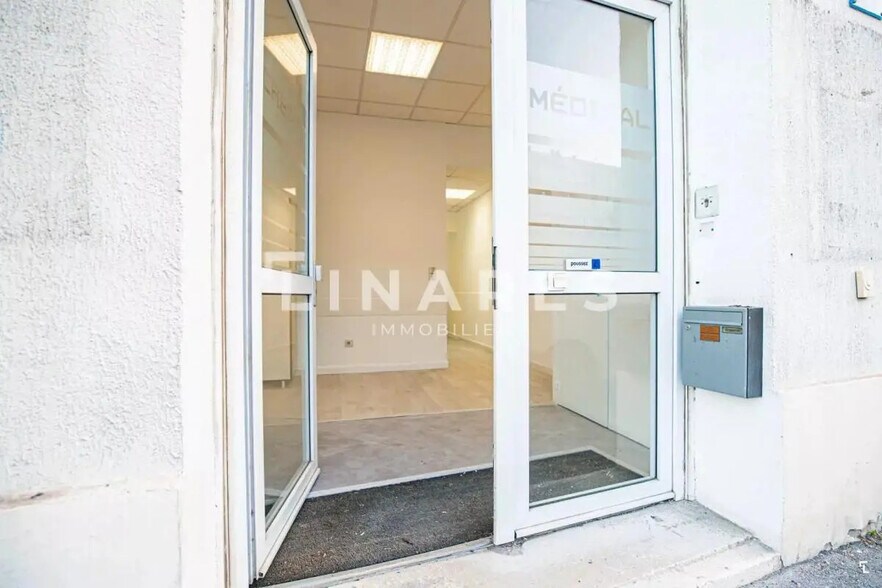 Retail in VAUFRÈGE for lease - Building Photo - Image 3 of 11