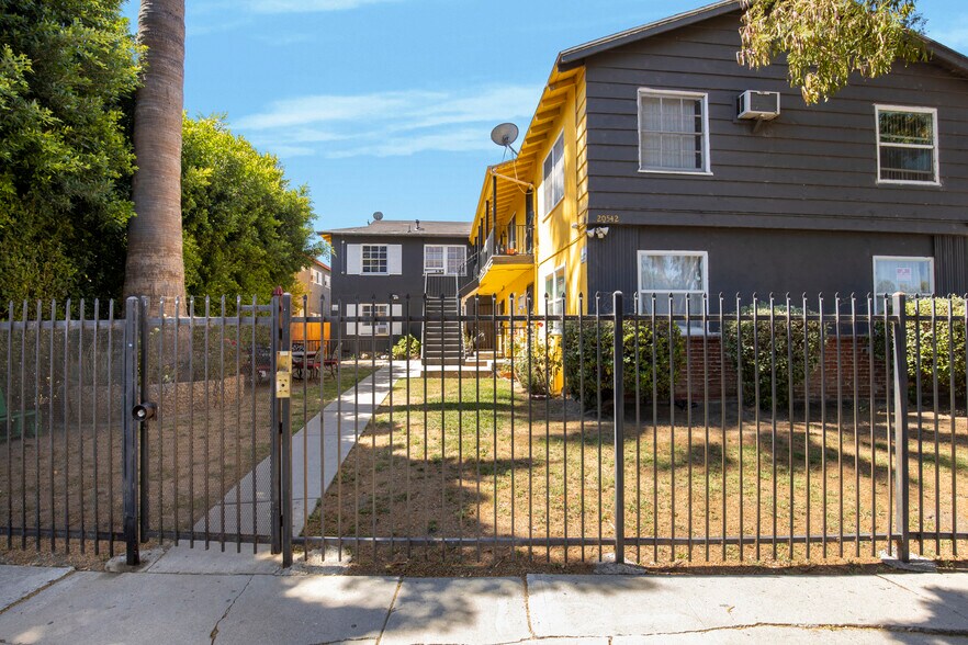20542 Hartland St, Winnetka, CA à vendre - Photo du bâtiment - Image 2 de 21